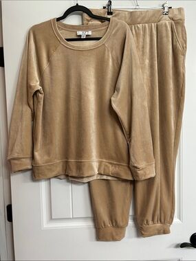Magaschoni Velour Jogger Set in Camel / great for Lounge/Travel / Size XL